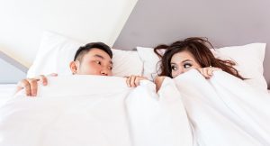 גבר ואישה במיטה