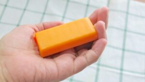 איך לבחור סבון טיפולי לפנים שמתאים לעור עם כתמים?